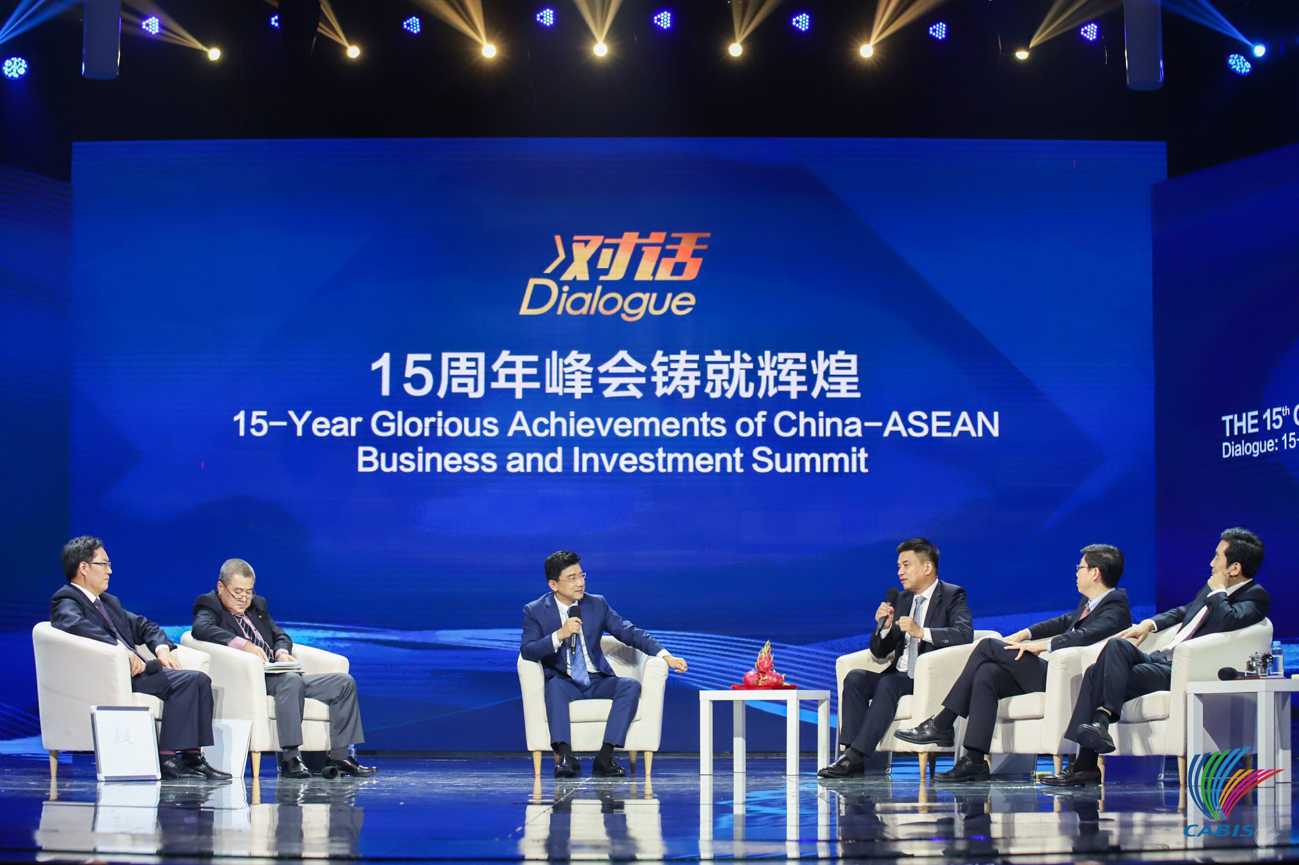 主持人与嘉宾对话讨论